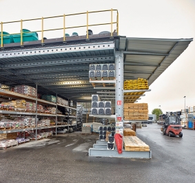 Plataforma de almacenamiento instalada en una estantería en voladizo de doble cara con tejadillo
			