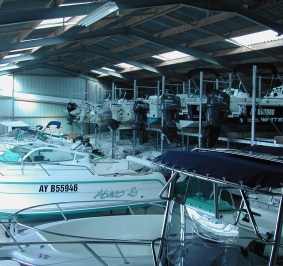 Barcos almacenados en estanterías dentro de un almacén
			