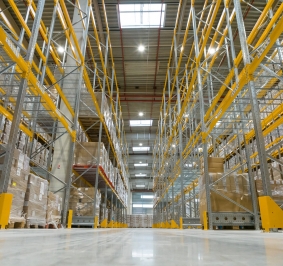 Vista de ángulo bajo de la estantería Propal 3 en un almacén
			