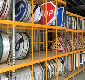 Almacenamiento de señales de tráfico en estanterías industriales Prorack
			