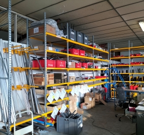 Estantería Prorack+ utilizada en un taller para almacenar piezas
			