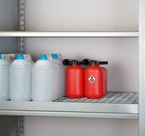 Productos químicos almacenados en un sistema de estanterías industriales Prospace+ equipado con un estante con bandeja de contención de derrames
			