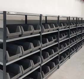 Almacenamiento de picking con cubos de precipitados instalados en estanterías industriales ligeras Prospace
			
