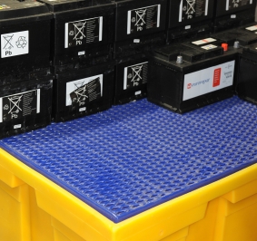 Cubo de plástico con rejilla para almacenar baterías de coche
			