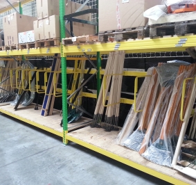 Almacenamiento de material de jardinería en el primer nivel de una estantería de paletización
			