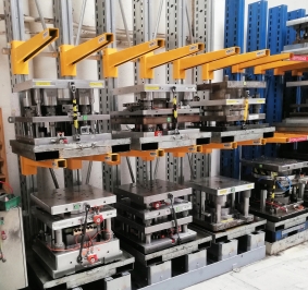 Almacenamiento de moldes de acero en brazos en voladizo para cargas pesadas
			