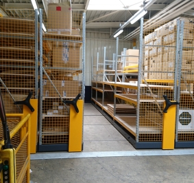 Estantería móvil utilizada en una fábrica para almacenar piezas
			