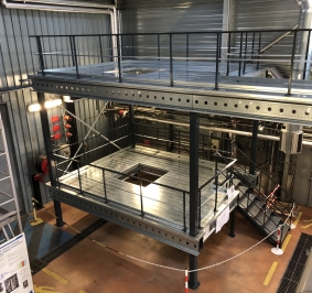 Plataforma metálica de mantenimiento de 2 niveles instalada en un almacén
			
