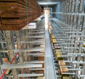 Almacenamiento de madera en altura sobre estanterías cantiléver adaptadas a cargas pesadas
			
