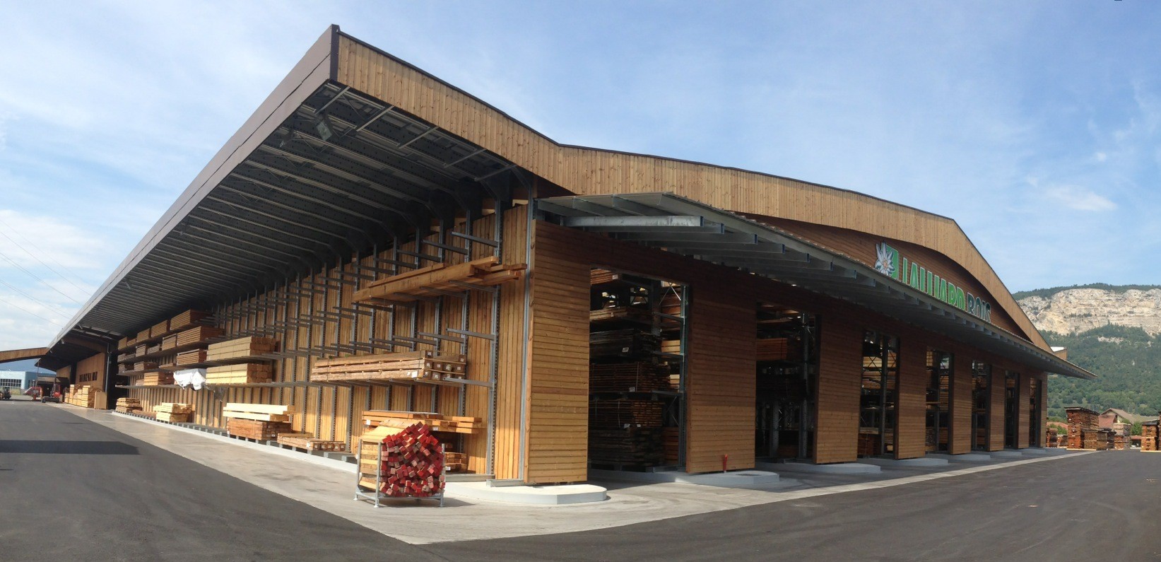 almacén-autoportante-con-techo-y-revestimiento-de-madera