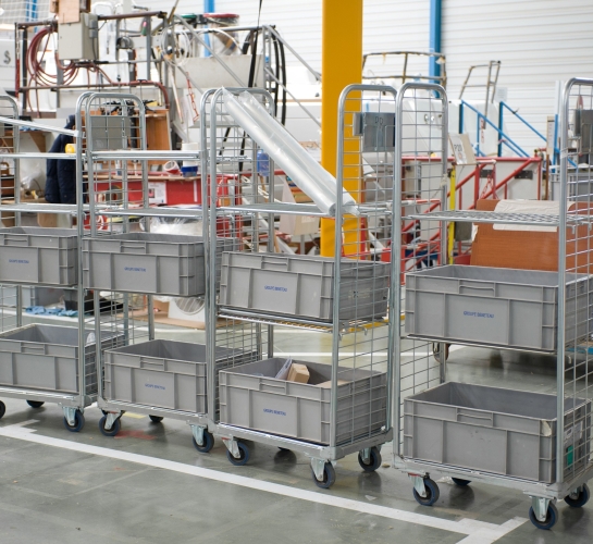 Pequeño tren de 4 carros de picking para abastecer una línea de fábrica
                