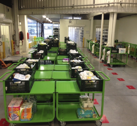 Carros de preparación de pedidos almacenados en un almacén drive-in
                