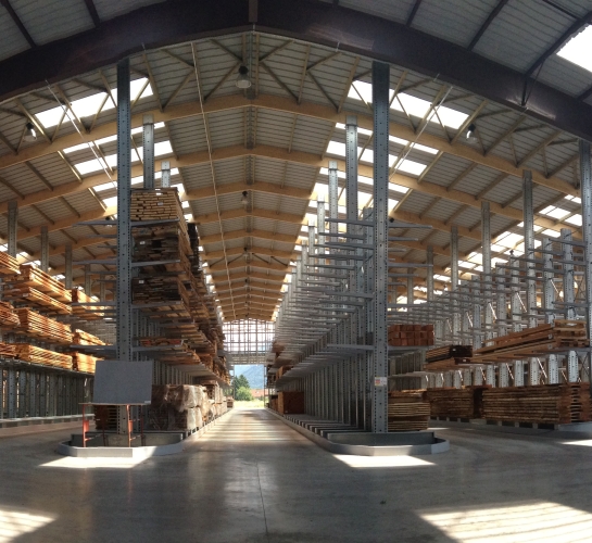 Vista panorámica de un almacén construido con estanterías cantiléver
                