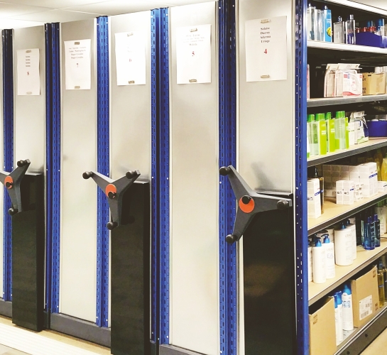 Estanterías móviles Proroll para almacenar productos en el almacén de una farmacia 
                