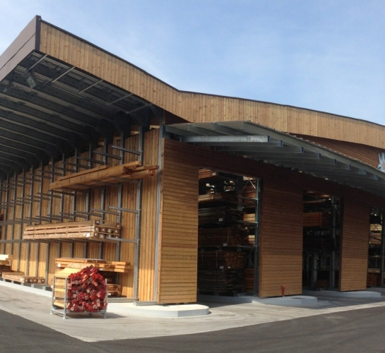Almacén autoportante para cargas largas con cubierta y revestimiento de madera
                