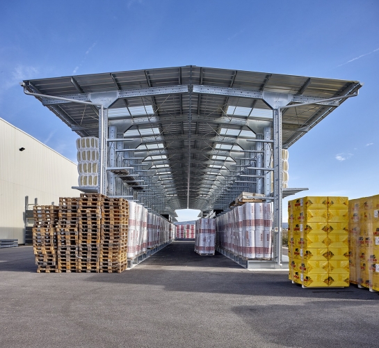 Almacenamiento exterior de materiales en 2 estanterías cantiléver de doble cara equipadas con toldos
                