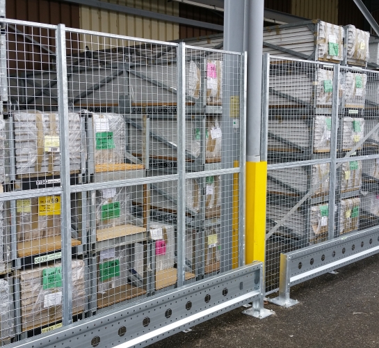 Mamparas exteriores de malla metálica Modul+ de acero galvanizado para proteger el acceso al almacén de mercancías
                