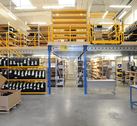 Solución de plataforma-mezzanina instalada en un taller de automóviles
                