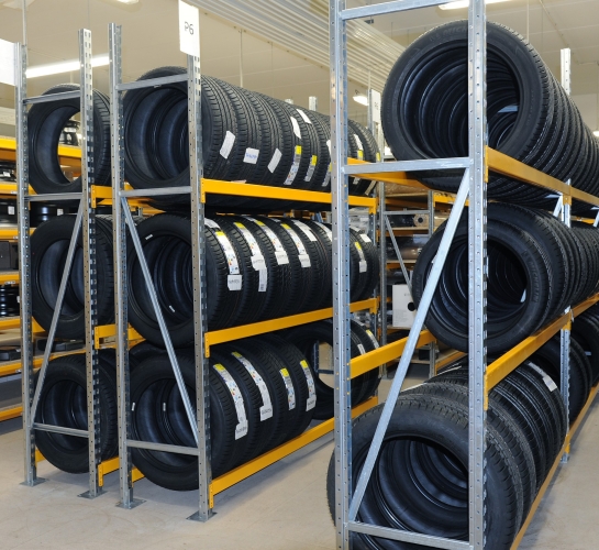 Neumáticos almacenados en estanterías Prorack+ en un almacén de piezas de automóvil
                