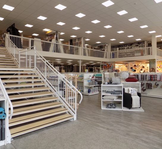 Escalera y plataforma ERP instaladas en una tienda
                