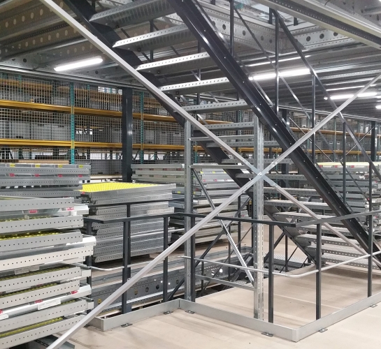 Escalera metálica instalada en un centro tecnológico de Renault
                