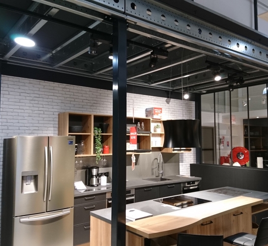 Entreplanta en una tienda Cuisinella instalada sobre una cocina
                