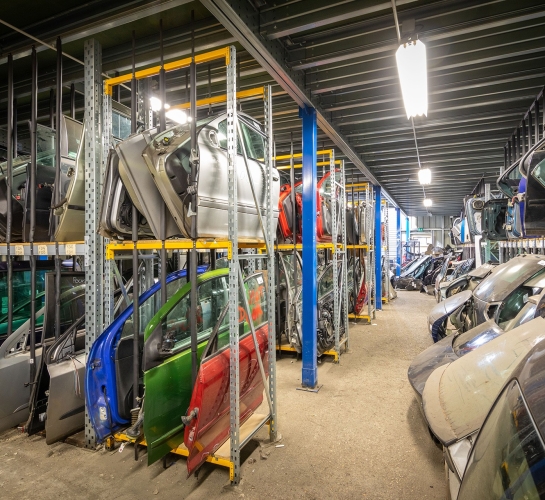 Almacenamiento de piezas de carrocería en un desguace en estanterías industriales Prorack+ con separadores
                
