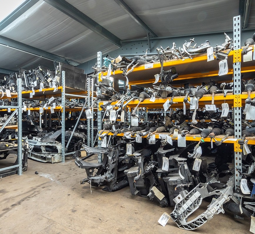 Almacenamiento de piezas de automóvil en estanterías industriales Prorack+ en un desguace
                