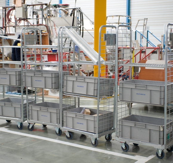 Pequeño tren de 4 carros de picking para abastecer una línea de fábrica