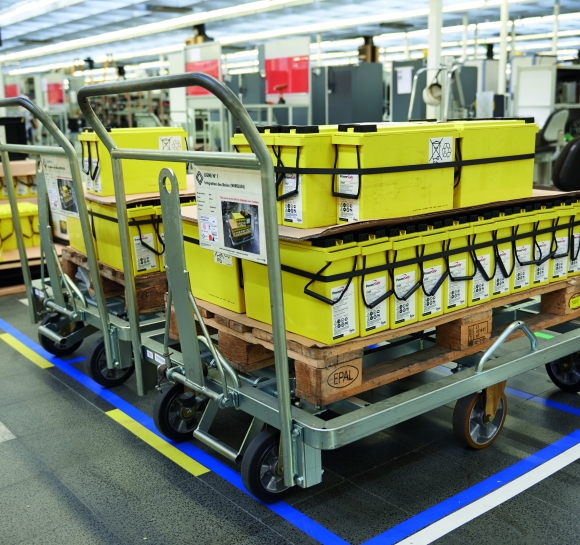 Carretillas motorizadas utilizadas para desplazar piezas en palés dentro de una fábrica