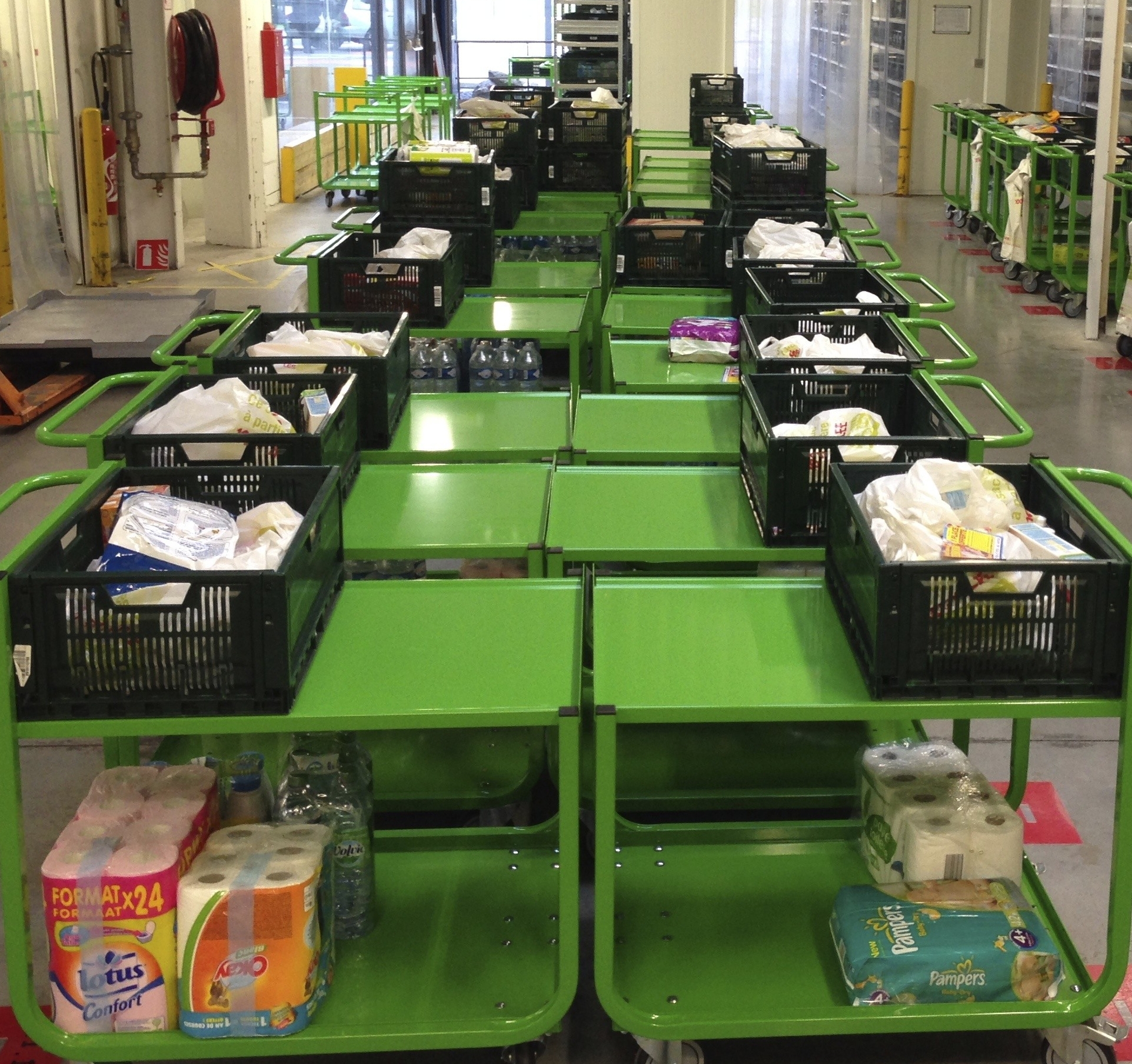 Carros de preparación de pedidos almacenados en un almacén drive-in