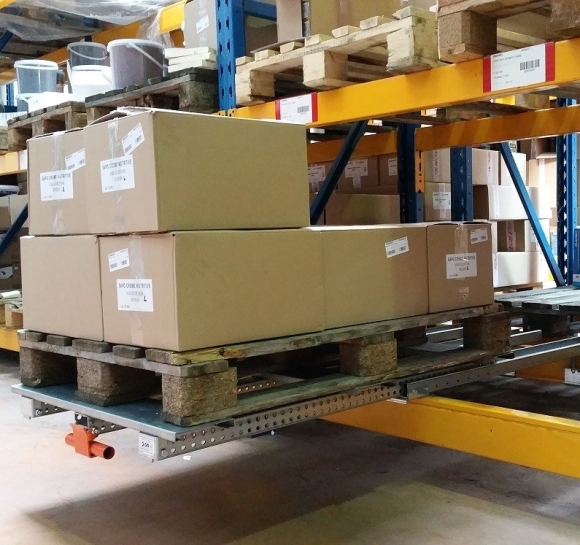 cajón telescópico para paletas montado en una estantería para paletas