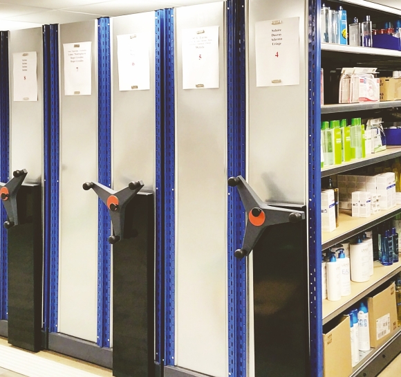 Estanterías móviles Proroll para almacenar productos en el almacén de una farmacia