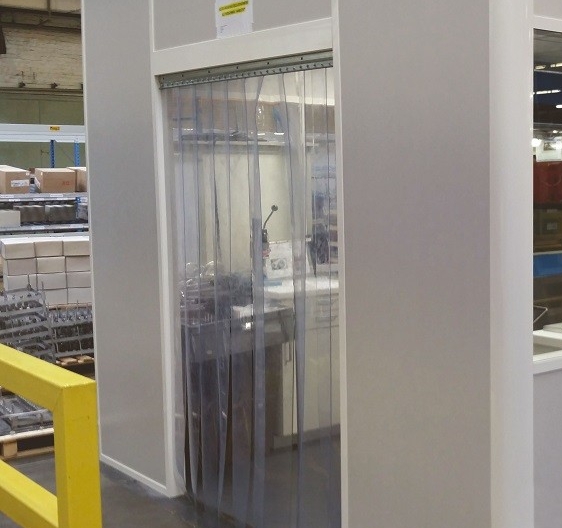 Puerta con correas flexibles para acceder a una zona de trabajo de la fábrica