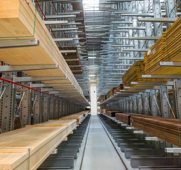 Almacenamiento de madera en un almacén sobre estanterías cantilever altas