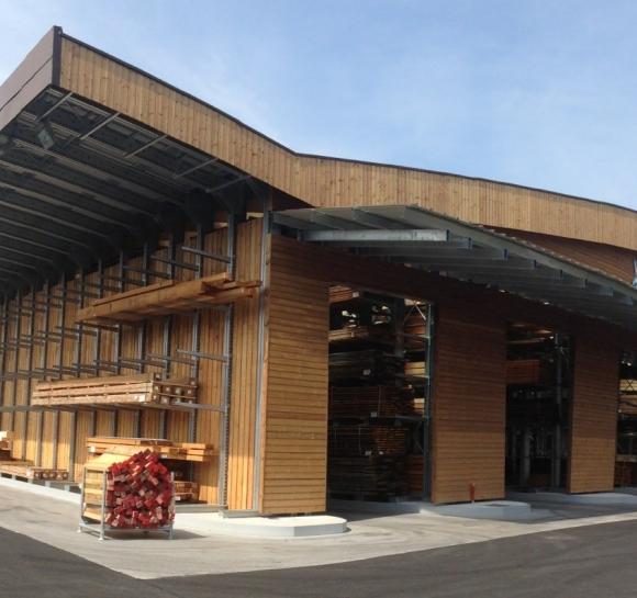 Almacén autoportante para cargas largas con cubierta y revestimiento de madera