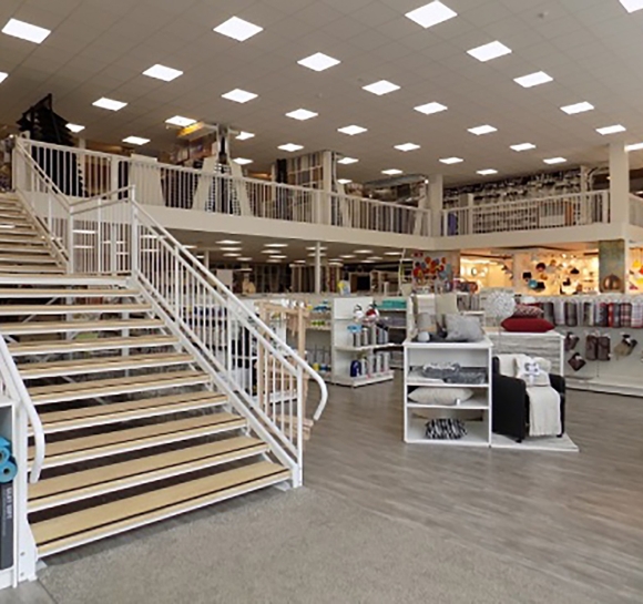 Escalera y plataforma ERP instaladas en una tienda