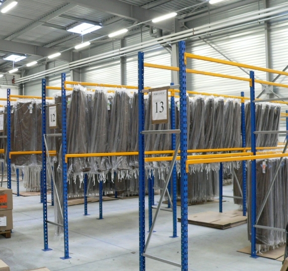 Estanterías Prorack+ utilizadas para almacenar prendas en una fábrica textil