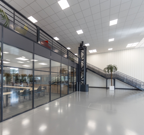 plataforma, mampara de oficina y escalera ERP