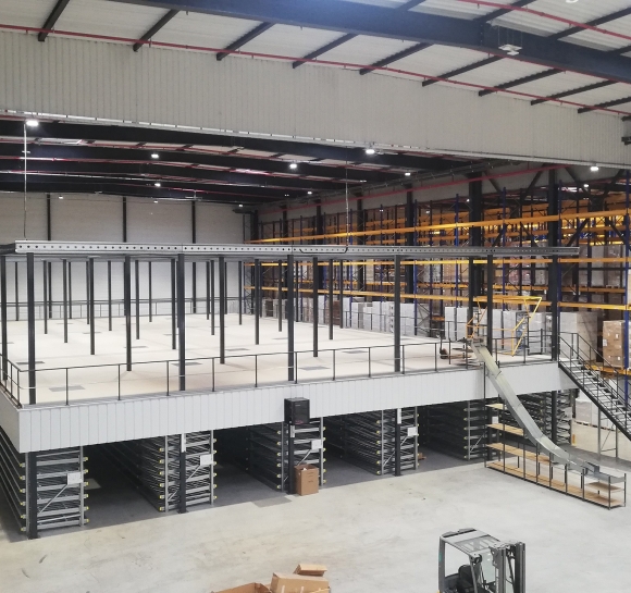 Plataforma de almacenamiento multinivel con estanterías dinámicas y tolva para paquetes