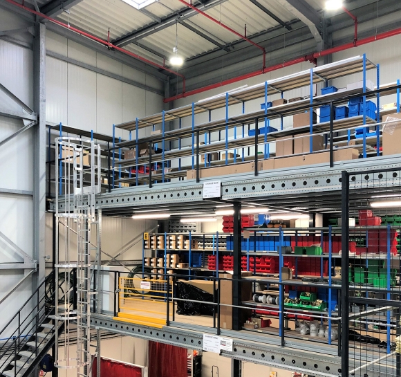 Plataforma metálica de almacenamiento en 2 niveles en un taller