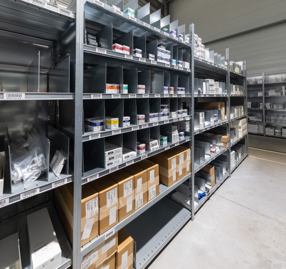 Estanterías Prospace+ con separadores para almacenar piezas mecánicas pequeñas