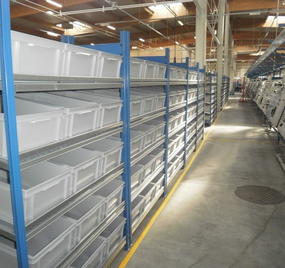 Estanterías inclinadas con contenedores en un fabricante de electrónica para automóviles