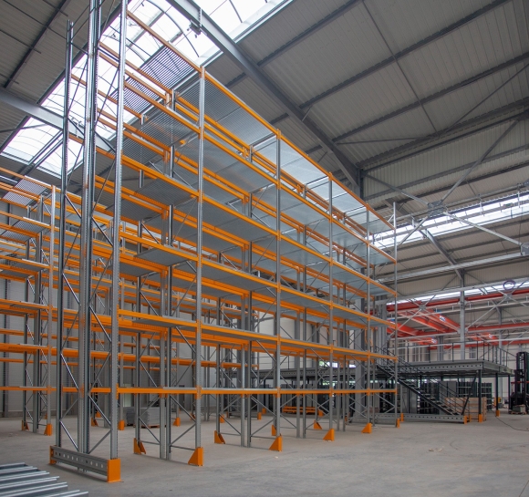 Estanterías de paletización y una plataforma industrial instaladas en un almacén