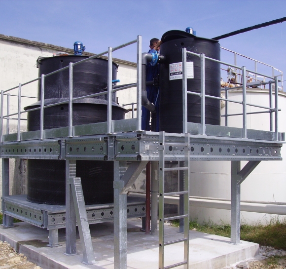 Plataforma de mantenimiento metálica exterior para facilitar el mantenimiento de los tanques de almacenamiento
