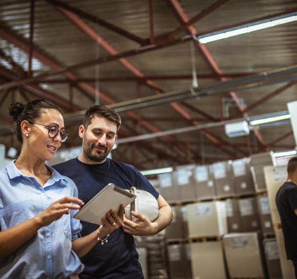 un hombre y una mujer en un polígono industrial