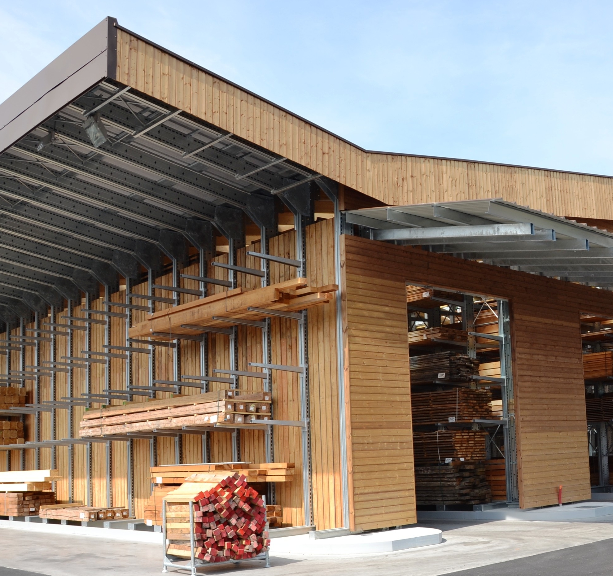 Almacén autoportante para cargas largas con techo y revestimiento de madera