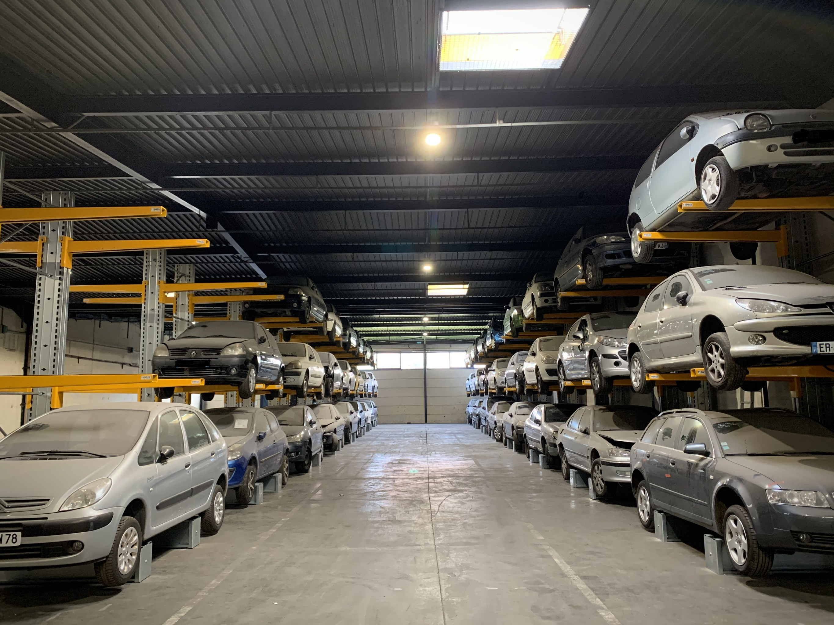 almacén-con-coches-en-estante